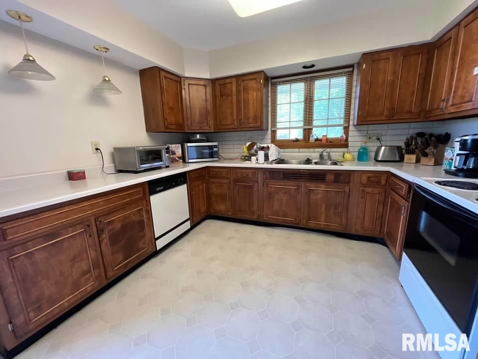 346 North Kentucky Street Camp Point, IL 62320 - Photo 3 of 29 Gallery Image 3
