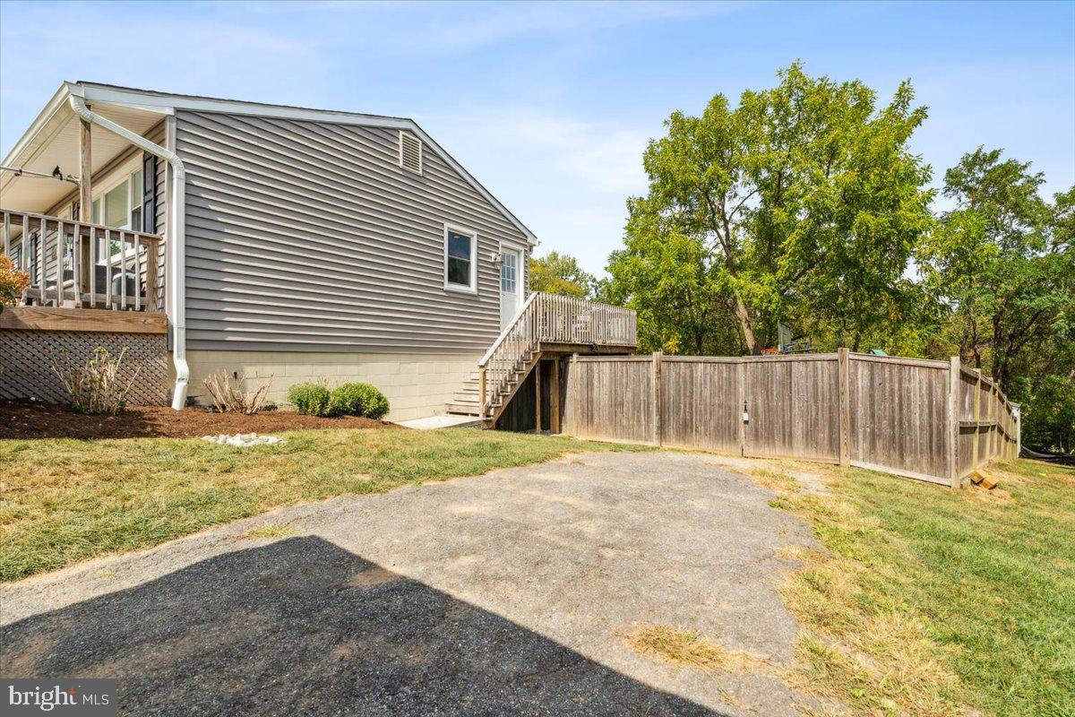 7830 Fingerboard Road Frederick, MD 21704 - Photo 4 of 39 a backyard of a house