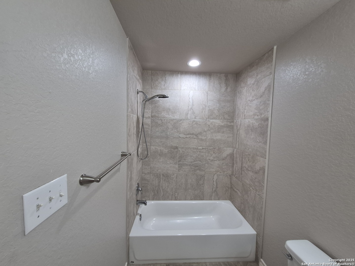 7315 Colina Way, Unit 103 Converse, TX 78109 - Photo 20 of 32 a bathroom with a bathtub and toilet