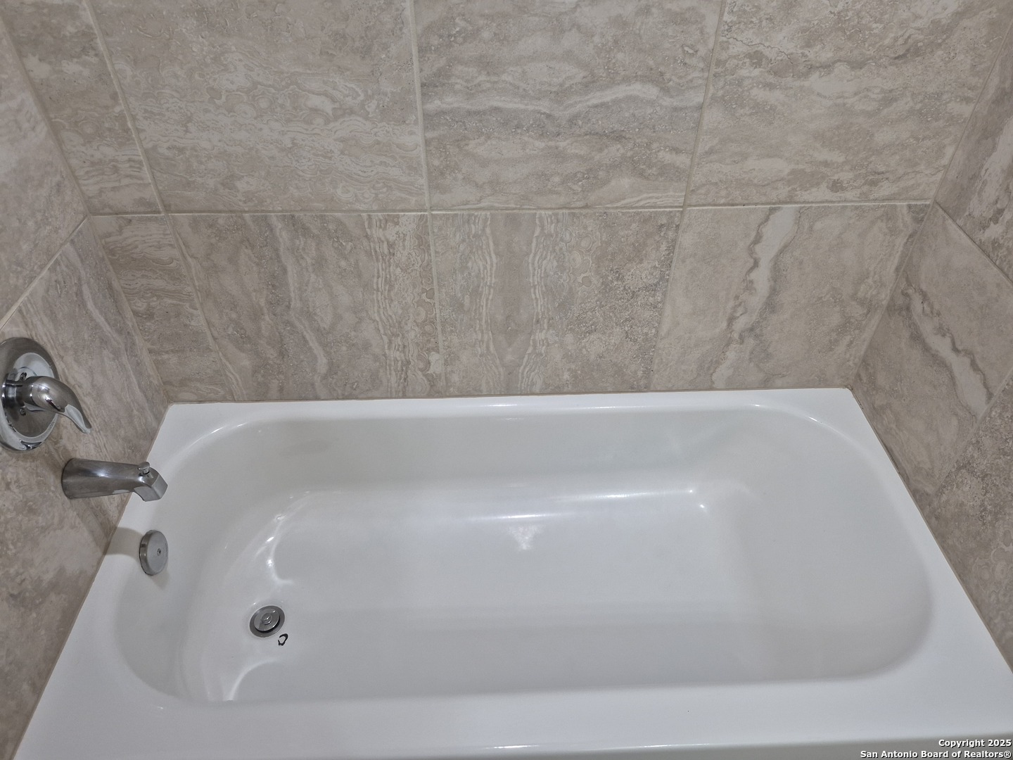 7315 Colina Way, Unit 103 Converse, TX 78109 - Photo 21 of 32 a bathroom with a bathtub