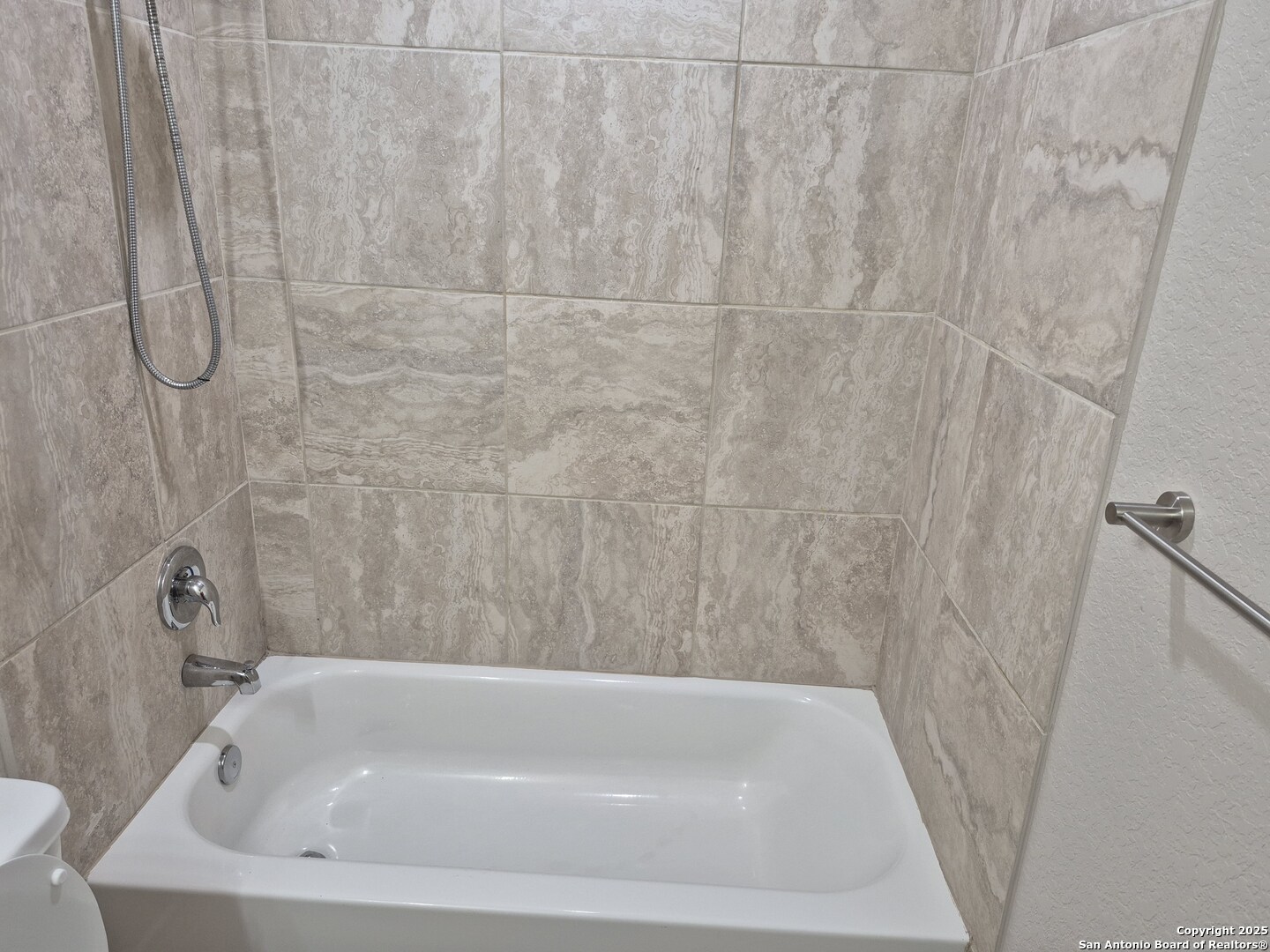 7315 Colina Way, Unit 103 Converse, TX 78109 - Photo 30 of 32 a bathroom with a bath tub