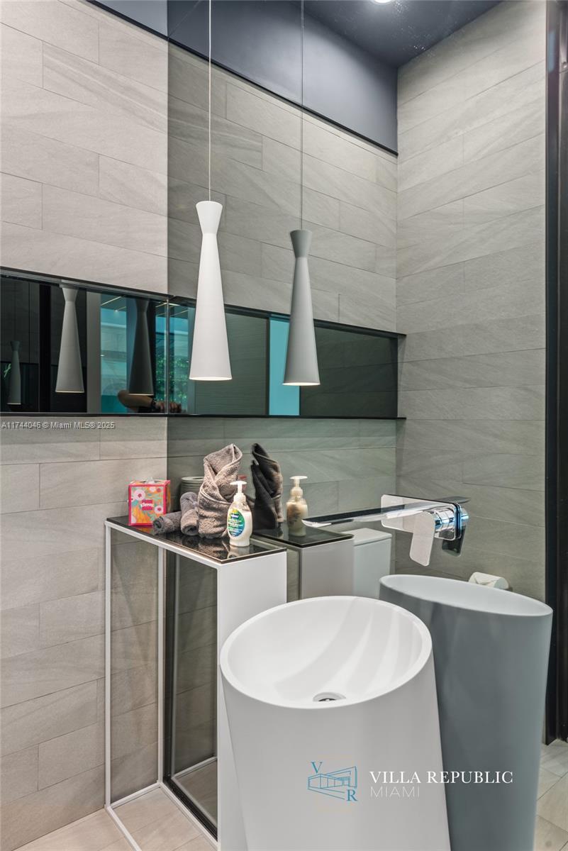 1941 Northeast 196th Terrace Miami, FL 33179 - Photo 89 of 99