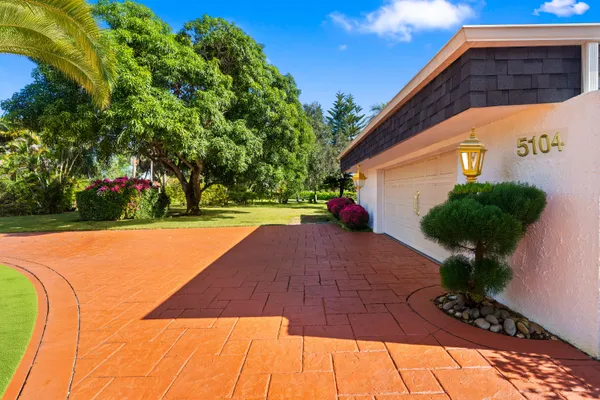 a view of a yard in front of the house