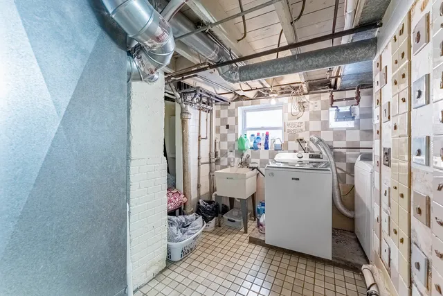 a view of an house with backyard and swimming pool