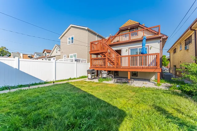 a view of a back yard