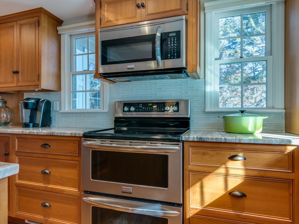 18 Woodcrest Road Manchester, MA 01944 - Photo 6 of 30 Gallery Image 6