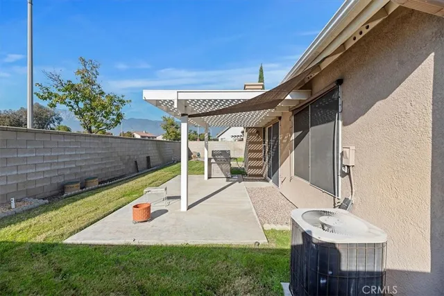 a view of a house with a backyard
