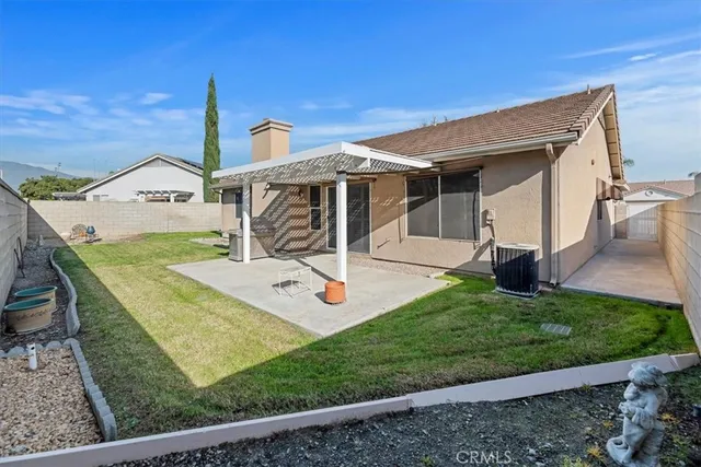 a view of a house with porch and a yard