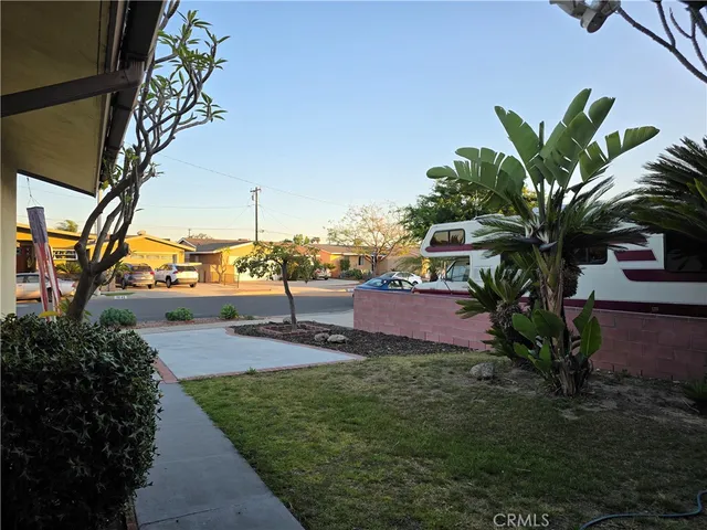 a picture of street with view of residential houses