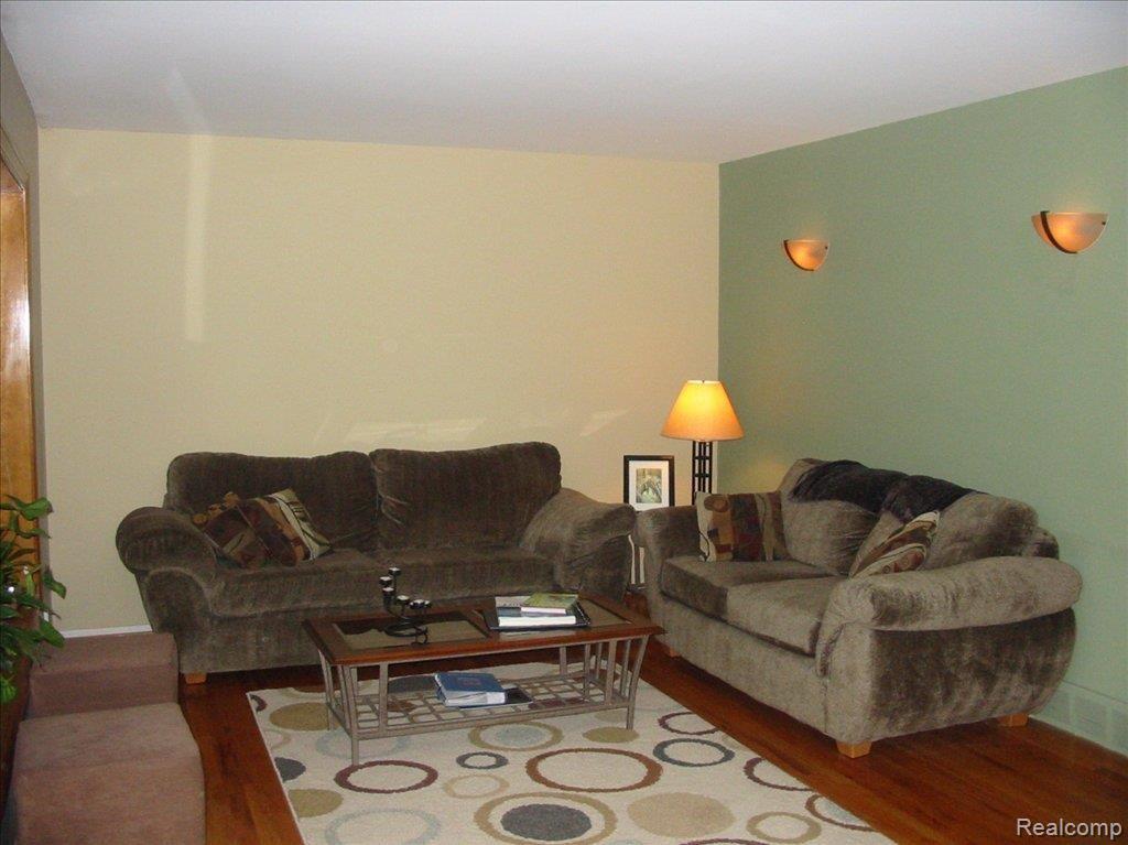 2434 Milverton Road Troy, MI 48083 - Photo 8 of 10 living room