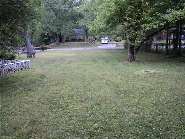 211 Wallace Road Nashville, TN 37211 - Photo 3 of 16 Another view of inviting yard