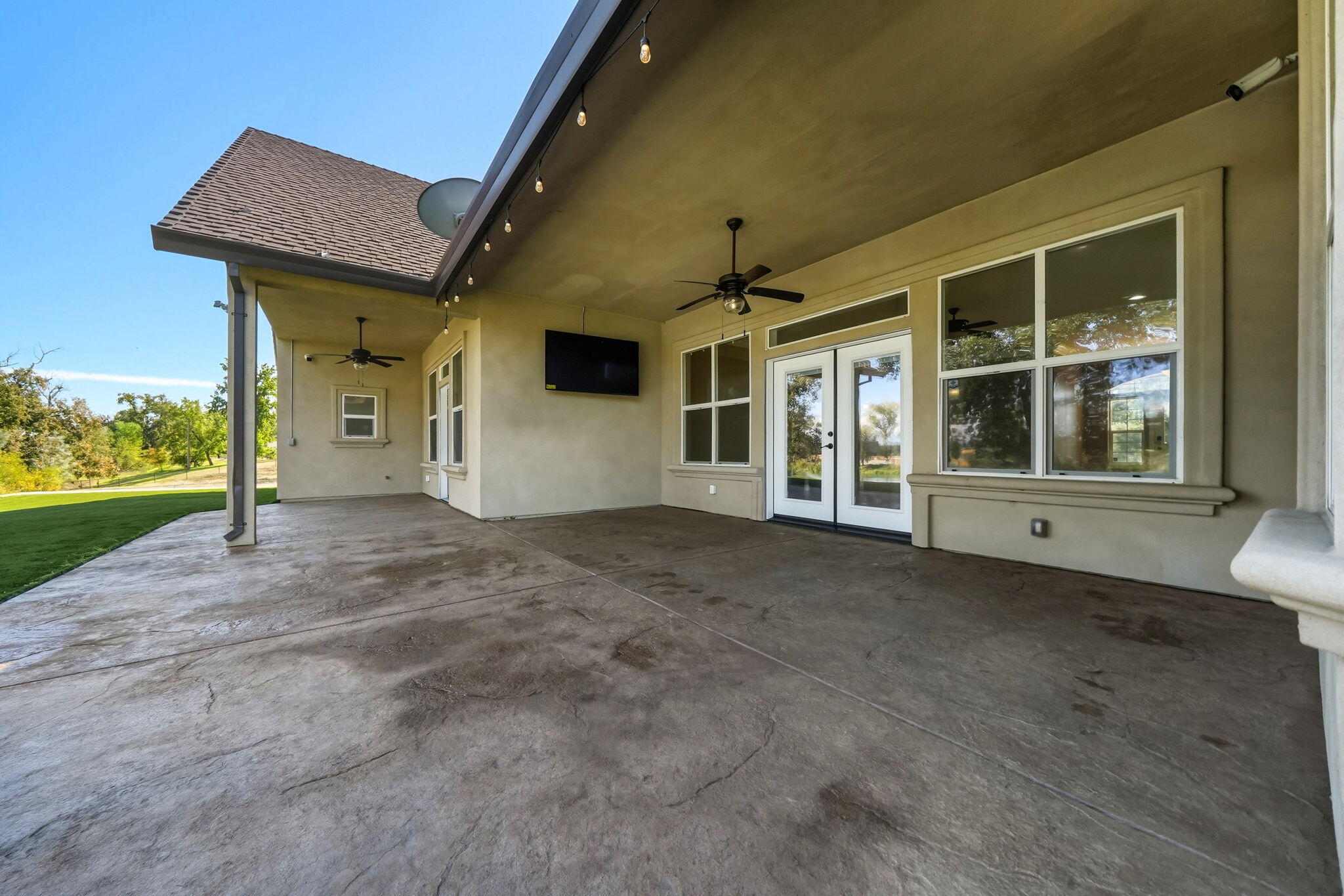 22894 Blue Jay Lane Anderson, CA 96007 - Photo 52 of 62 a view of a house with backyard and garden