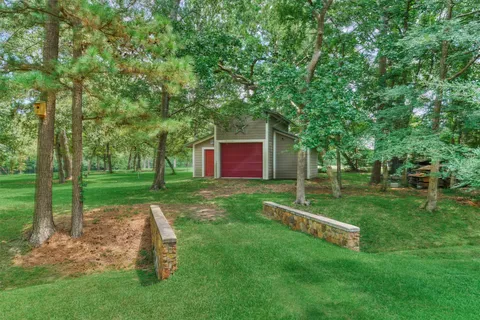 a view of a house with backyard