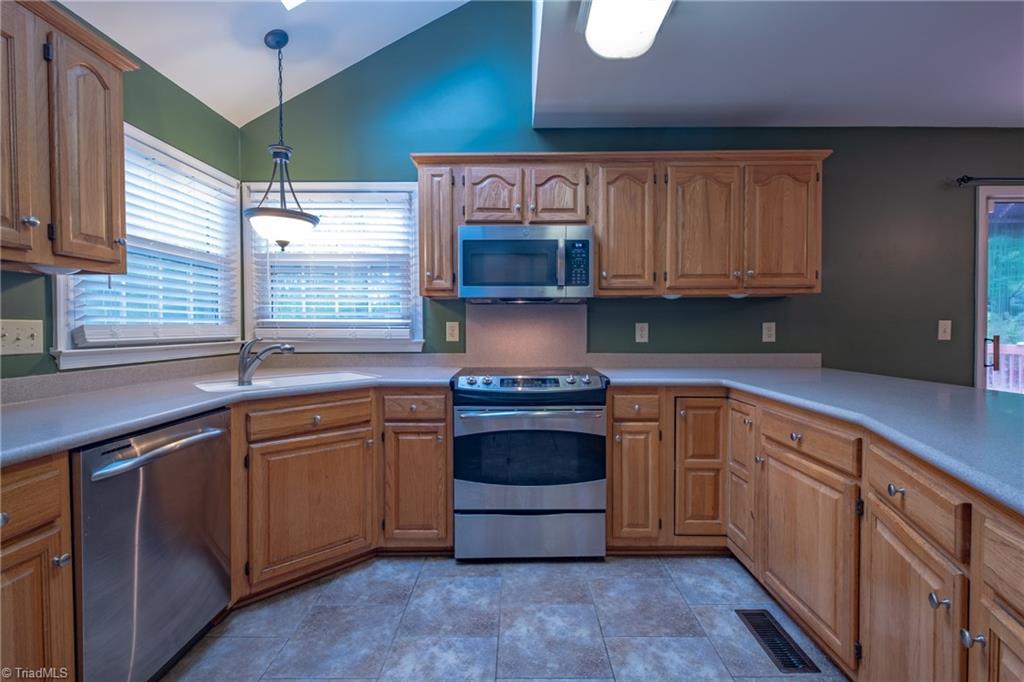 3809 Oak Forest Drive High Point, NC 27265 - Photo 10 of 45