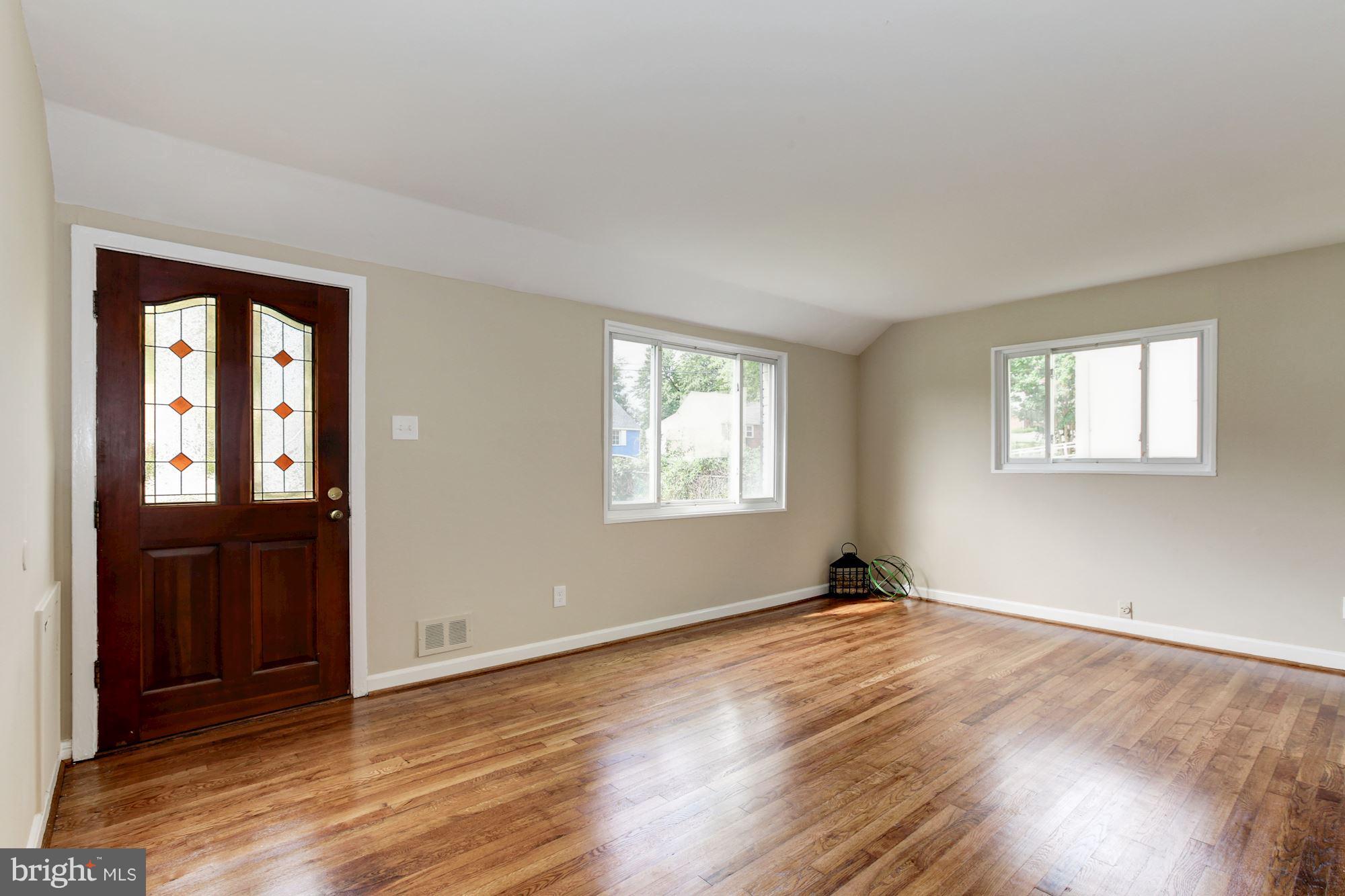 12629 Farnell Drive Silver Spring, MD 20906 - Photo 5 of 30 Living Room