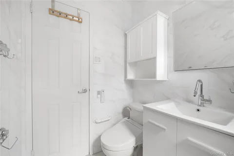 $289,000 | 73-62 Bell Boulevard, Unit 5L | Oakland Gardens