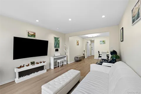 $289,000 | 73-62 Bell Boulevard, Unit 5L | Oakland Gardens