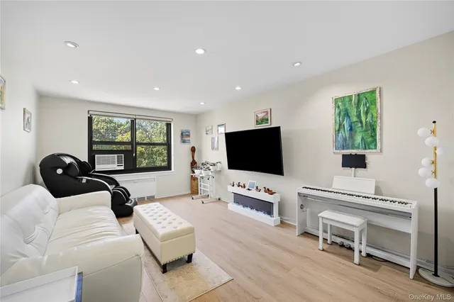 $289,000 | 73-62 Bell Boulevard, Unit 5L | Oakland Gardens