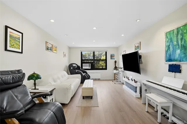 $289,000 | 73-62 Bell Boulevard, Unit 5L | Oakland Gardens