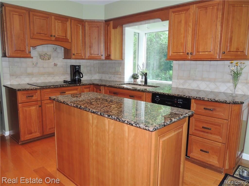 738 Birch Tree Lane Rochester, MI 48306 - Photo 6 of 17 DSCN6523.JPG--kitchen