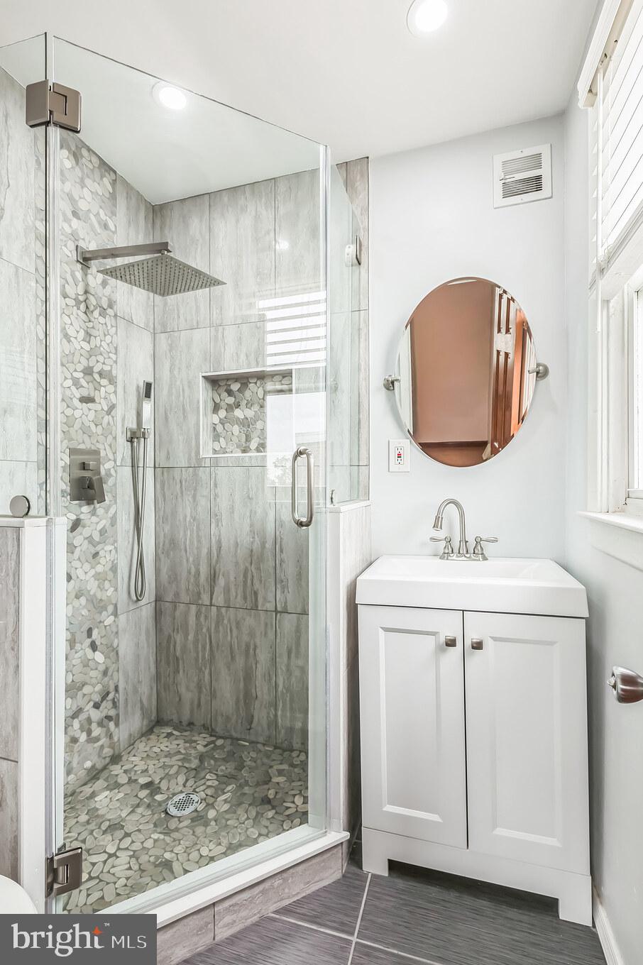 7456 Hill Road Philadelphia, PA 19128 - Photo 25 of 35 Main Bathroom