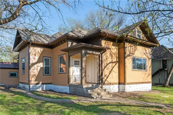 $375,000 | 903 South Grand Avenue, Sedalia, MO 65301