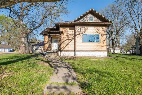 $375,000 | 903 South Grand Avenue, Sedalia, MO 65301