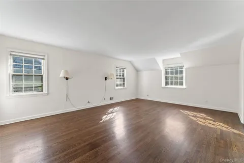 $1,595,000 | 1 Windsor Lane, Scarsdale, NY 10583