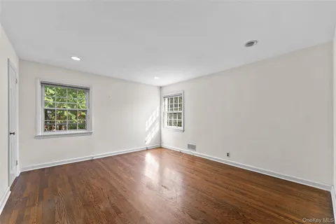 $1,595,000 | 1 Windsor Lane, Scarsdale, NY 10583