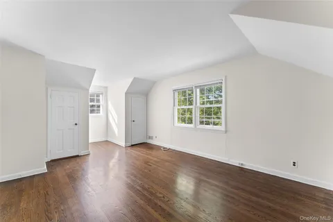 $1,595,000 | 1 Windsor Lane, Scarsdale, NY 10583