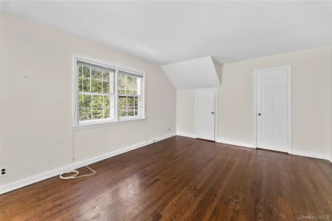 $1,595,000 | 1 Windsor Lane, Scarsdale, NY 10583