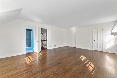 $1,595,000 | 1 Windsor Lane, Scarsdale, NY 10583