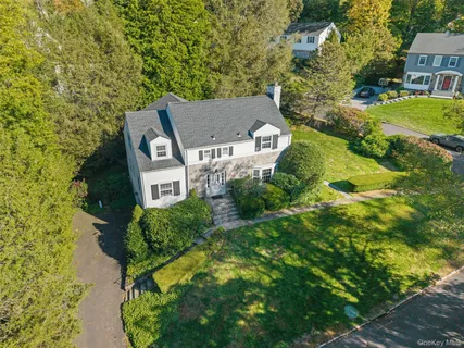 $1,595,000 | 1 Windsor Lane, Scarsdale, NY 10583