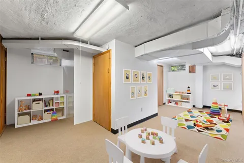 $1,595,000 | 1 Windsor Lane, Scarsdale, NY 10583