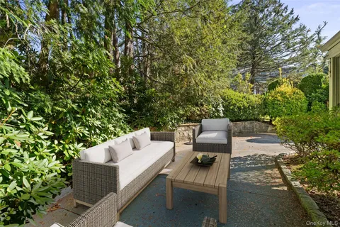 $1,595,000 | 1 Windsor Lane, Scarsdale, NY 10583