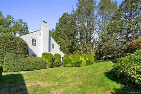 $1,595,000 | 1 Windsor Lane, Scarsdale, NY 10583