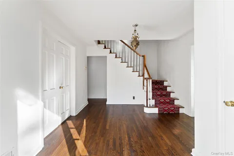 $1,595,000 | 1 Windsor Lane, Scarsdale, NY 10583