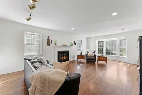 $1,595,000 | 1 Windsor Lane, Scarsdale, NY 10583