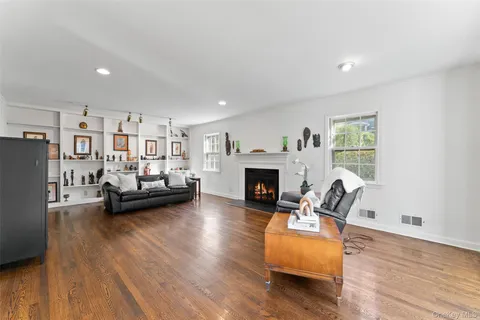 $1,595,000 | 1 Windsor Lane, Scarsdale, NY 10583