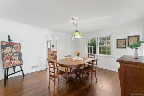 $1,595,000 | 1 Windsor Lane, Scarsdale, NY 10583