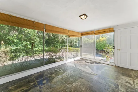 $1,595,000 | 1 Windsor Lane, Scarsdale, NY 10583