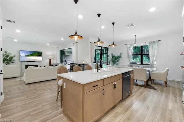 a large kitchen with kitchen island a large island in it