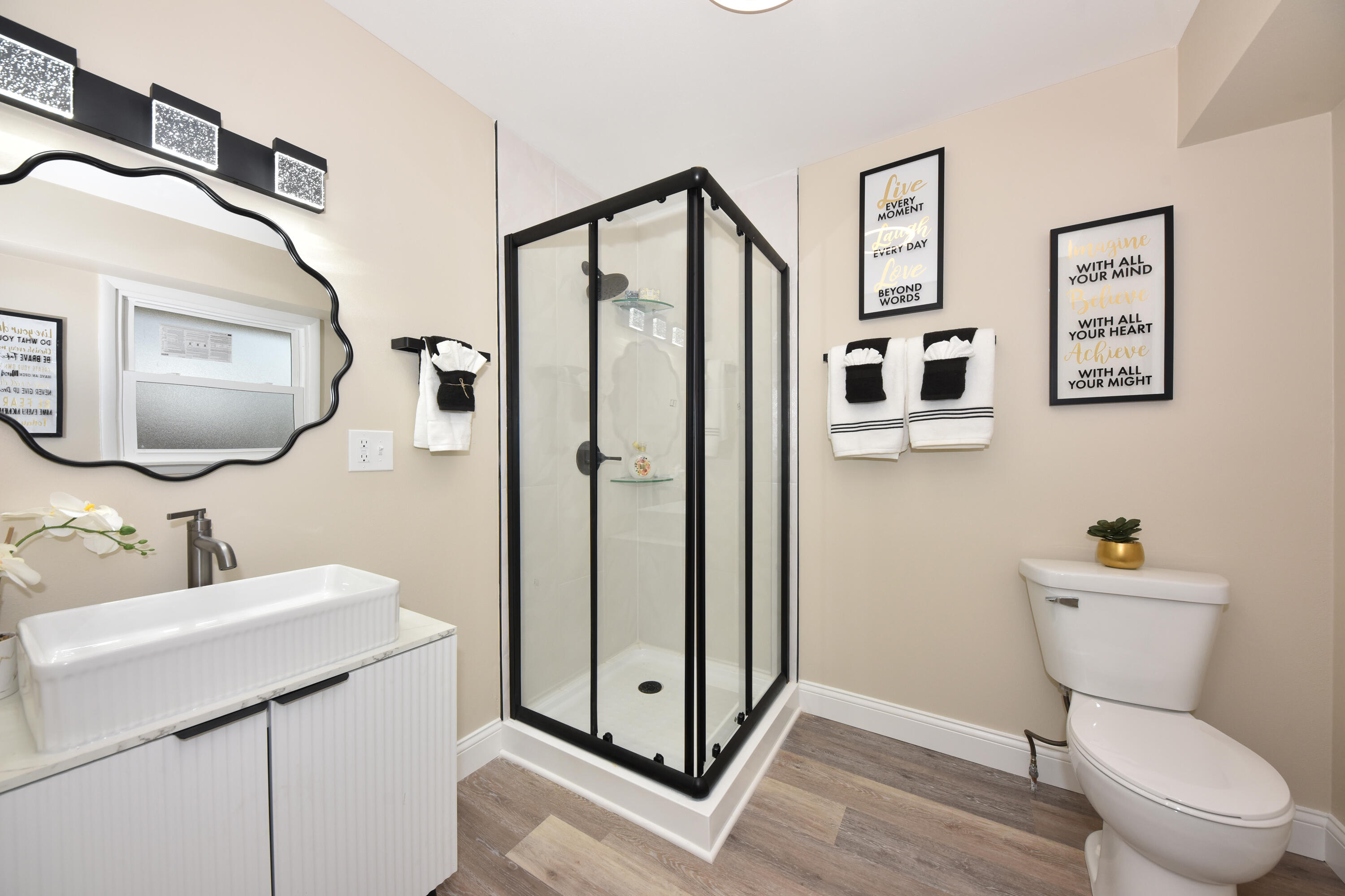 4101 North 70th Street Milwaukee, WI 53216 - Photo 20 of 37 Primary Ensuite Bathroom