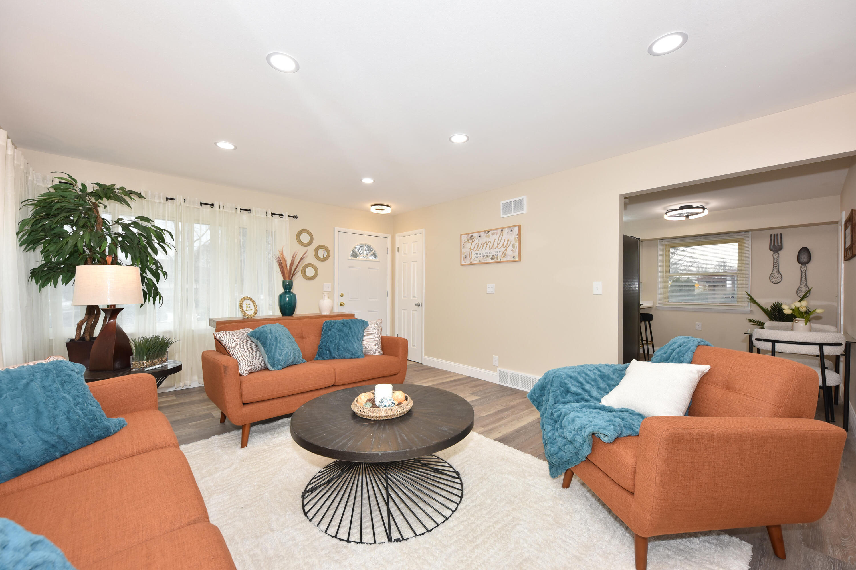 4101 North 70th Street Milwaukee, WI 53216 - Photo 4 of 37 Living Room