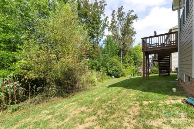a view of a yard in front of house