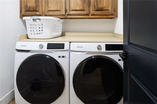 a close up view of a washer and dryer