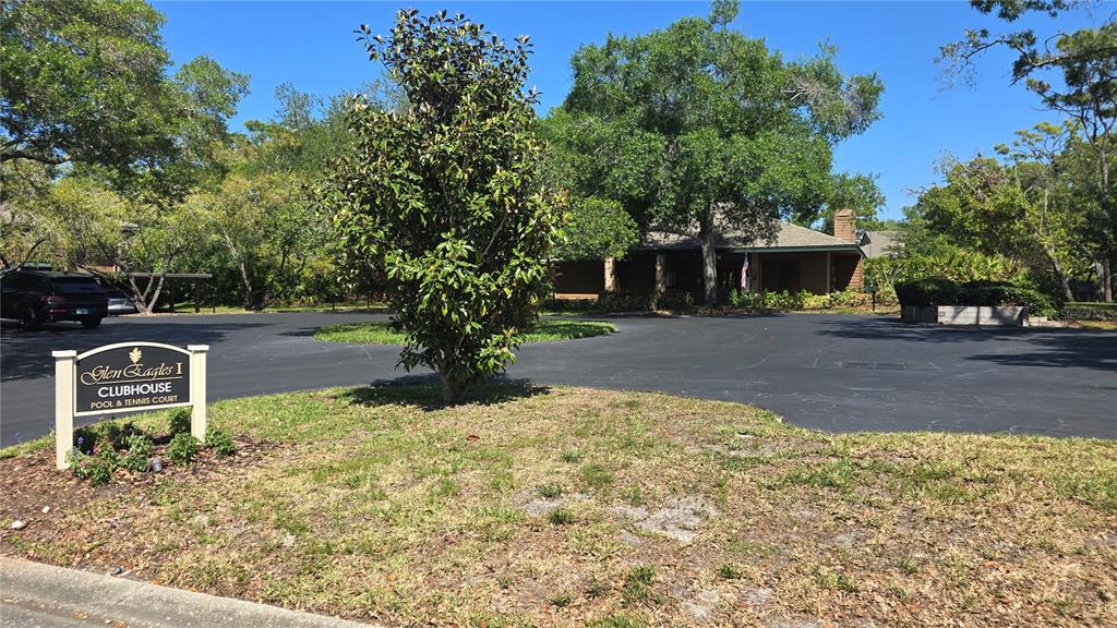 406 Lennox Road West Palm Harbor, FL 34683 - Photo 29 of 40 a backyard of a house with table and chairs