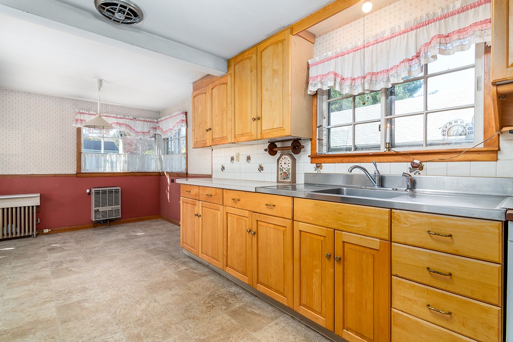 154 Essex Road North Kingstown, RI 02852 - Photo 21 of 28 KITCHEN WITH EAT IN AREA