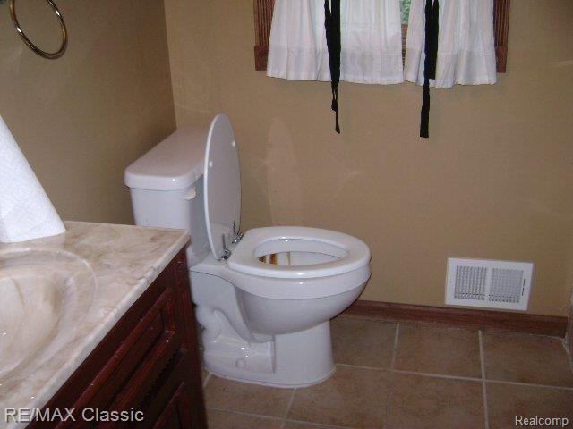 3622 Covert Road Waterford, MI 48328 - Photo 11 of 15 BAthroom