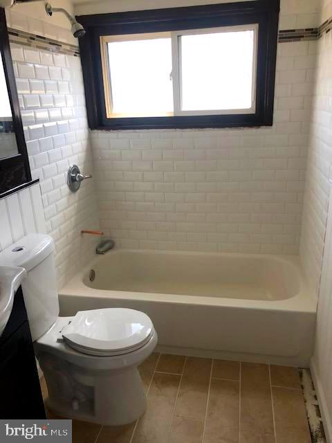 28 Violet Road Levittown, PA 19057 - Photo 8 of 16 a bathroom with a toilet a sink and a bathtub
